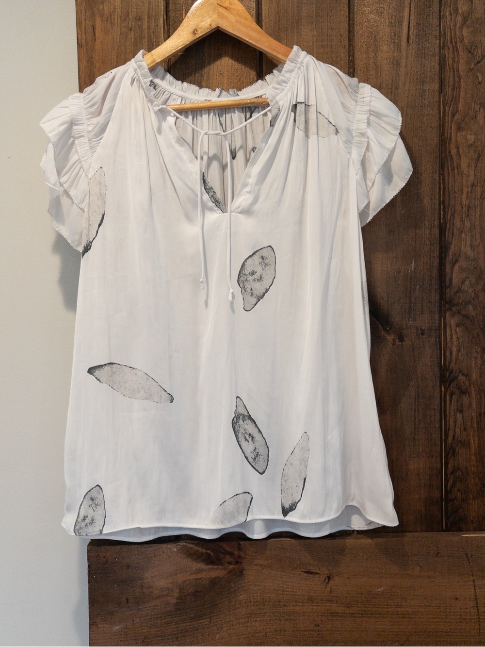 Philosophy White Ruffle Flutter Sleeve Abstract Leaf Feather Print Blouse Medium